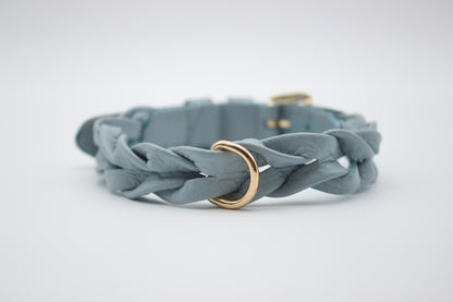 FinestPaw_Halsband_Vollgeflochten_hellblau_m_gold_back
