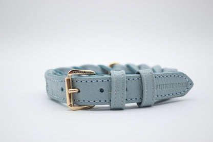 FinestPaw_Halsband_Vollgeflochten_hellblau_m_gold_front