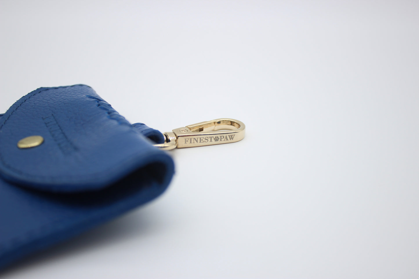 FinestPaw_Hundetuetenhalter_Flechtkunst_Slim_royal-blau_gold_haken