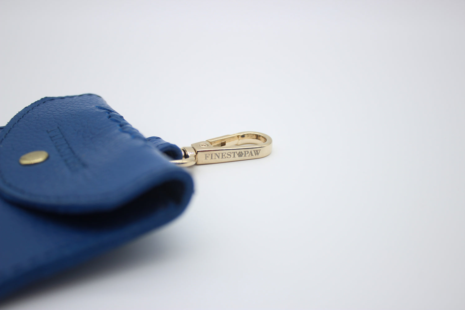 FinestPaw_Hundetuetenhalter_Flechtkunst_Slim_royal-blau_gold_haken