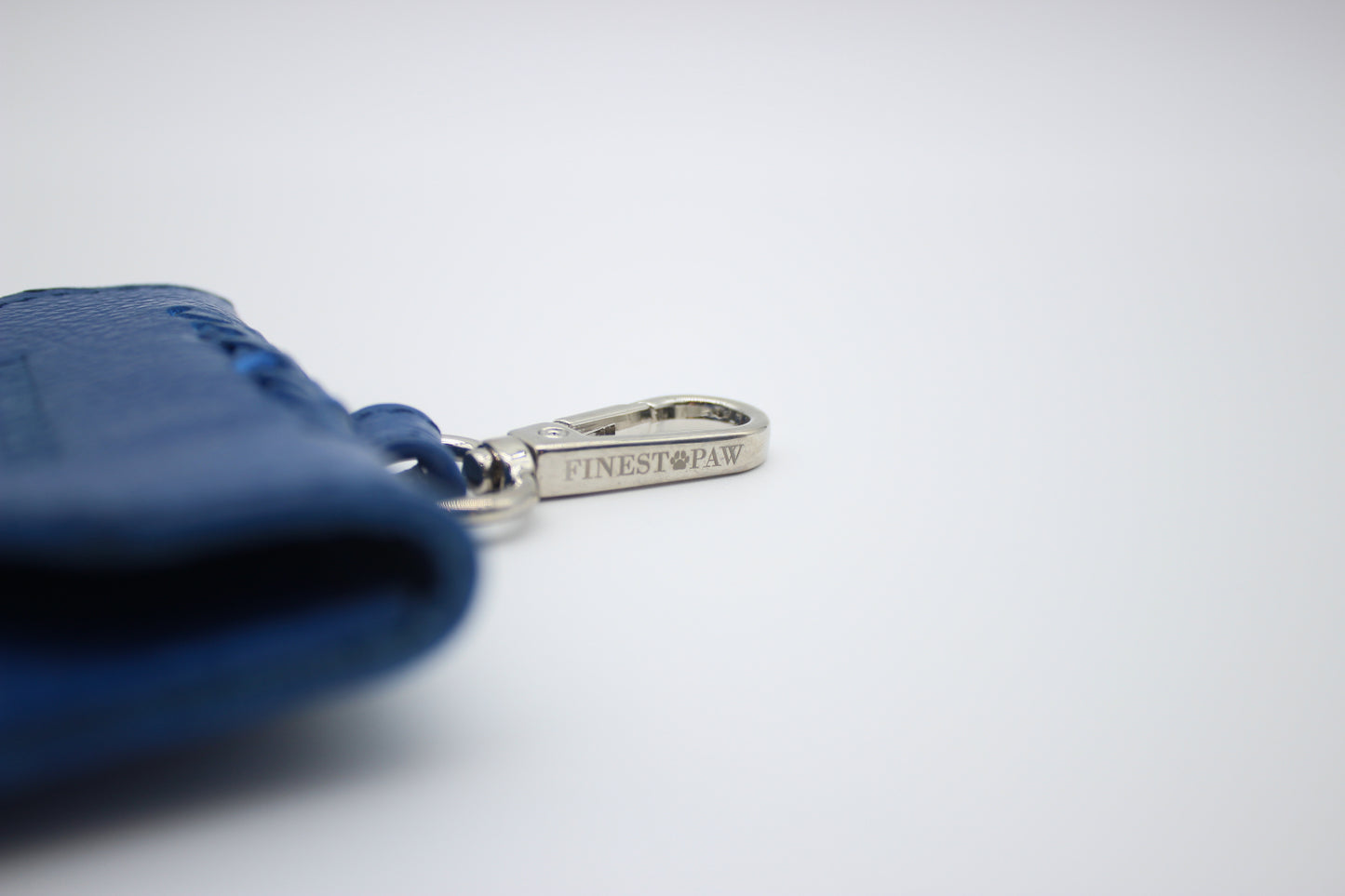 FinestPaw_Hundetuetenhalter_Flechtkunst_Slim_royal-blau_silber_haken