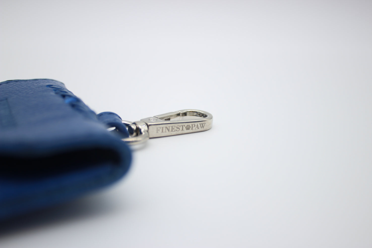 FinestPaw_Hundetuetenhalter_Flechtkunst_Slim_royal-blau_silber_haken