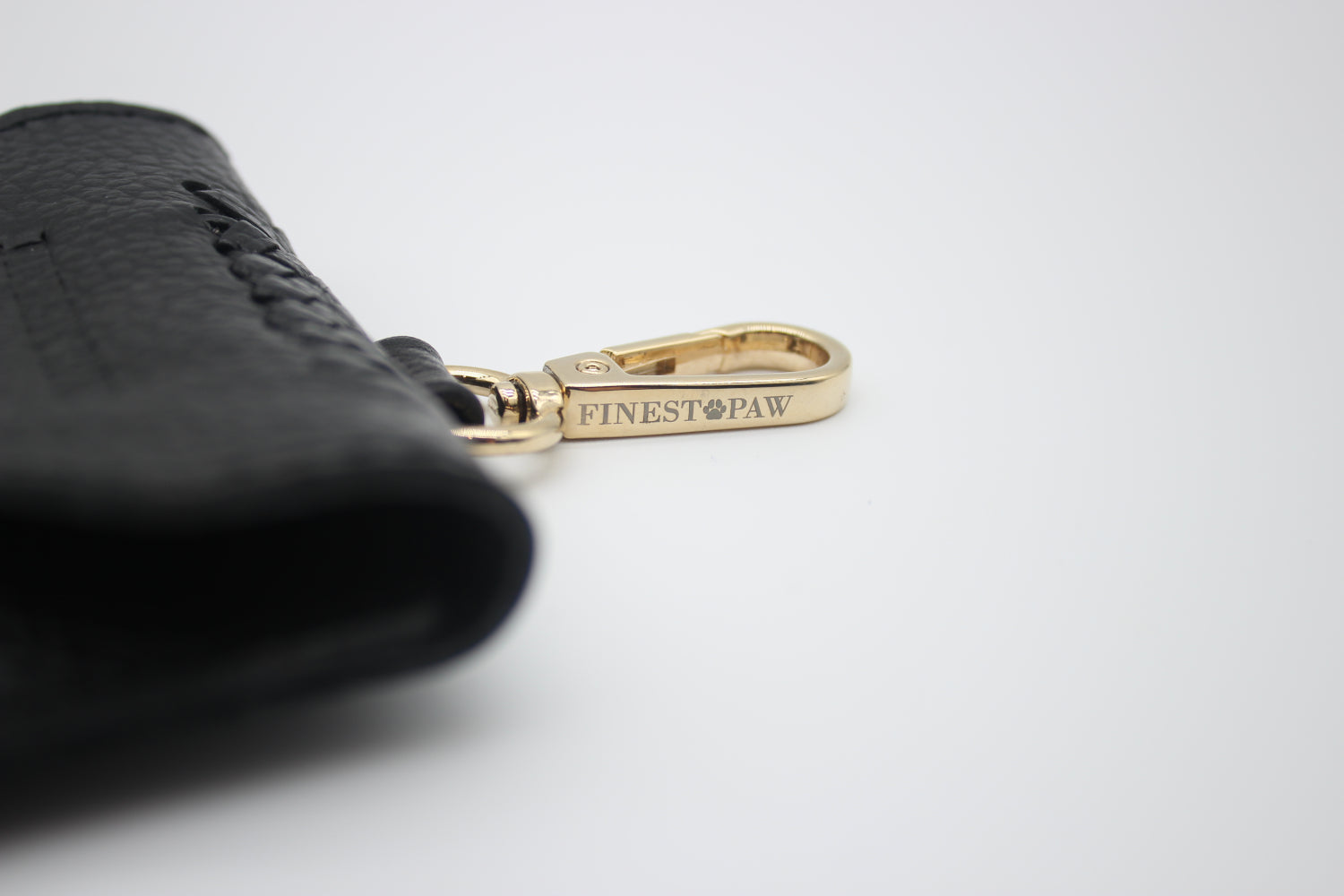 FinestPaw_Hundetuetenhalter_Flechtkunst_Slim_schwarz_gold_haken