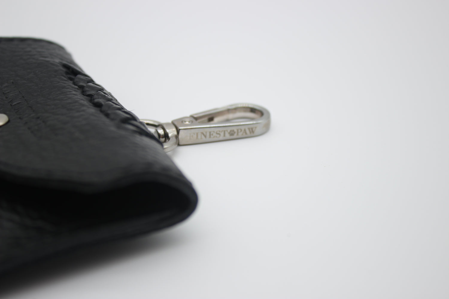 FinestPaw_Hundetuetenhalter_Flechtkunst_Slim_schwarz_silber_haken