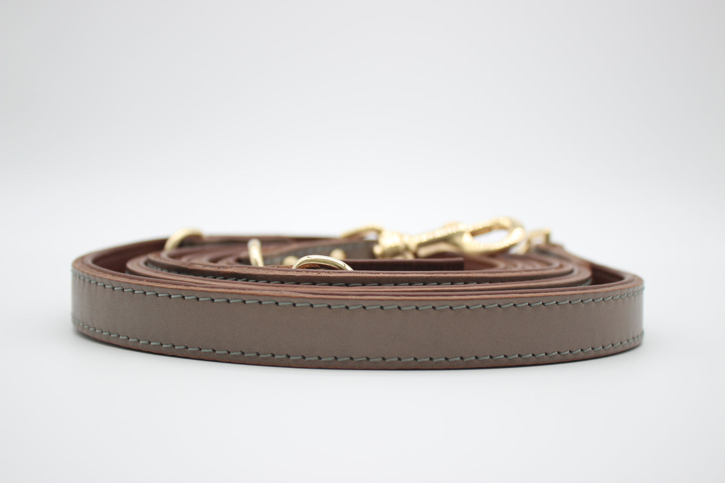 FinestPaw_Leine_Klassik_Premium_Fuehrleine_taupe_all_2.0cm_gold_logo