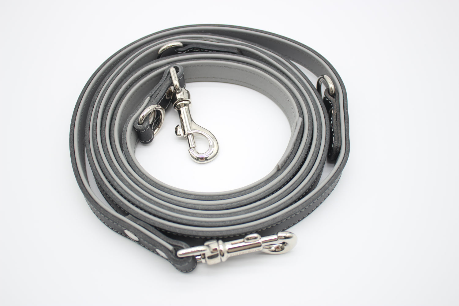 FinestPaw_Leine_Soft_Komfort_Fuehrleine_schwarz-grau_all_all_silber_gerollt